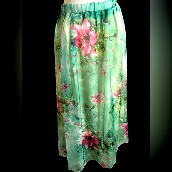 Filmy Floral Green Maxi Skirt fully lined and ready to party - Picture 1 of 8